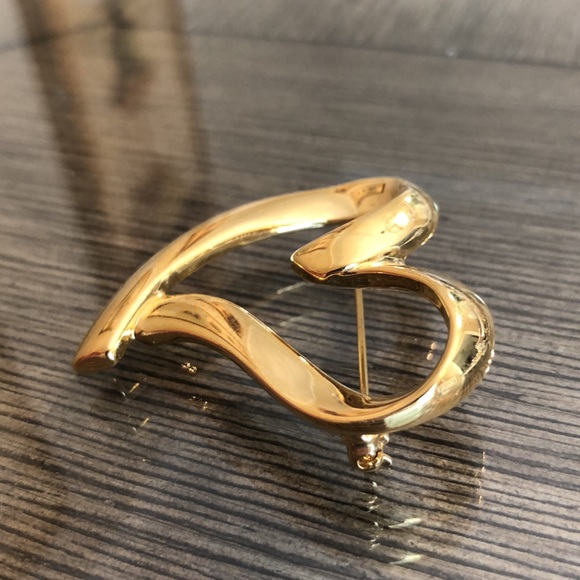 Vintage TRIFARI Goldtone Metal Heart Pin - Picture 4 of 13